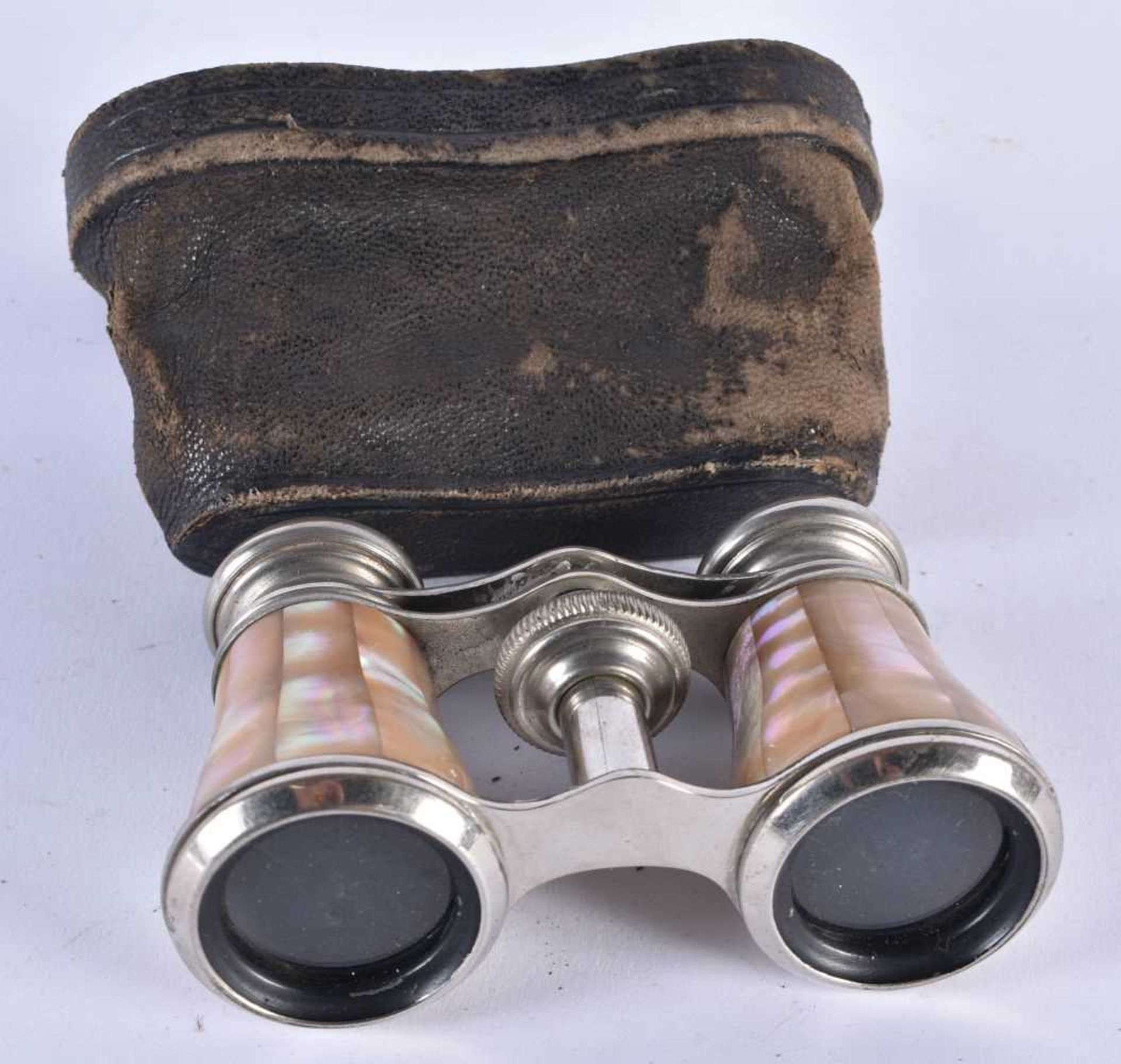 A PAIR OF MOTHER OF PEARL OPERA GLASSES. 9 cm x 8 cm extended.