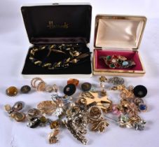 A quantity of Costume Jewellery (qty)
