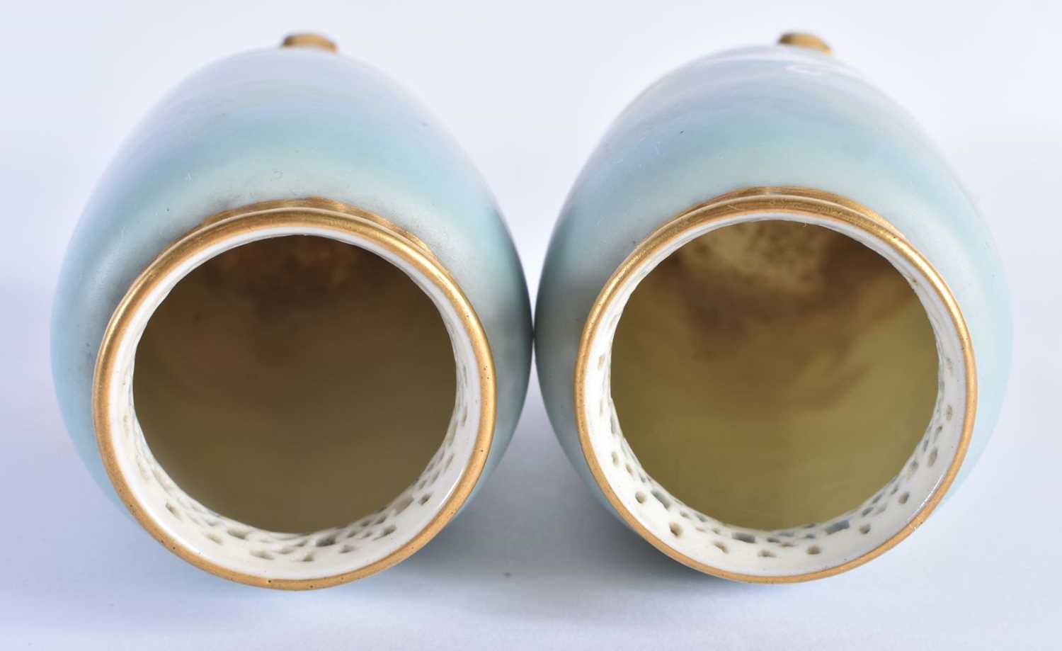 A CHARMING PAIR OF ROYAL WORCESTER RETICULATED PORCELAIN FLAMENGO VASES by Charlie Johnson. 14 cm - Image 4 of 5