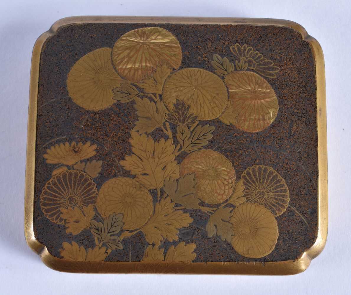 A LOVELY 19TH CENTURY JAPANESE MEIJI PERIOD GOLD LACQUER BOX AND COVER decorated with foliage. 7 - Image 5 of 7