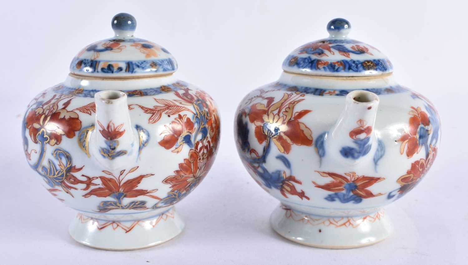 A PAIR OF LATE 17TH/18TH CENTUTYR CHINESE IMARI BLUE AND WHITE PORCELAIN TEAPOTS AND COVERS Kangxi/ - Image 4 of 27