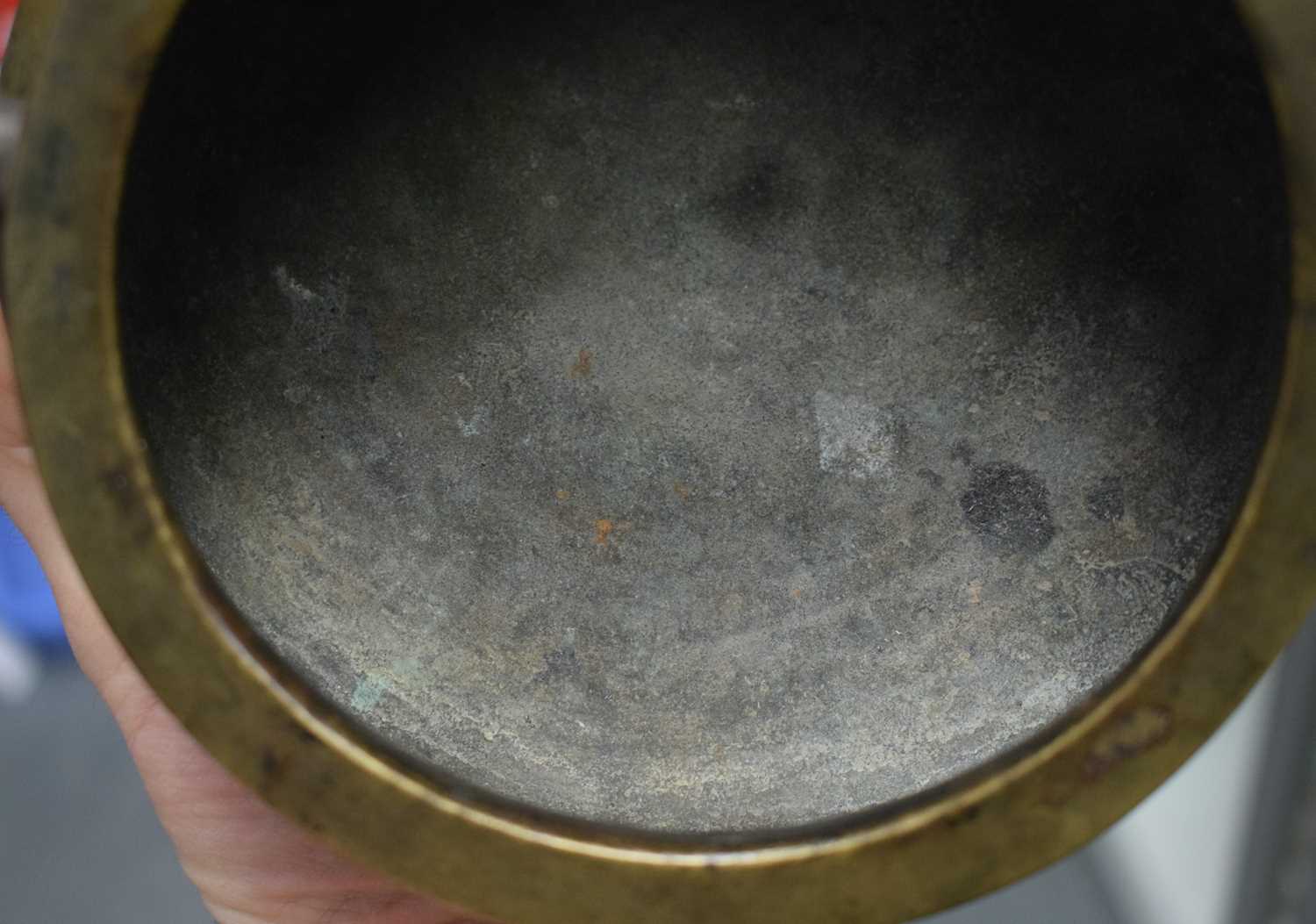 A LATE 18TH CENTURY CHINESE TWIN HANDLED BRONZE CENSER bearing Xuande marks to base. 1847 grams. - Image 13 of 17