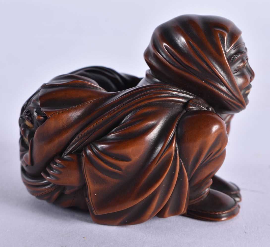 A FINE 19TH CENTURY JAPANESE CARVED BOXWOOD NETSUKE OF A SEATED MALE wonderfully carved squatting - Image 6 of 8