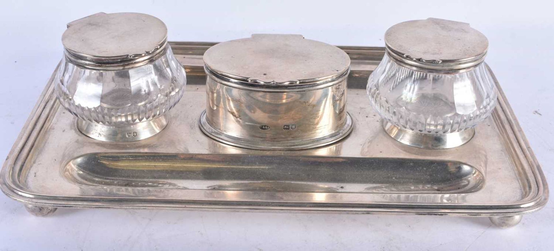 AN ART DECO ASPREYS SILVER INKWELL. Silver 822 grams. 27 cm x 18 cm.