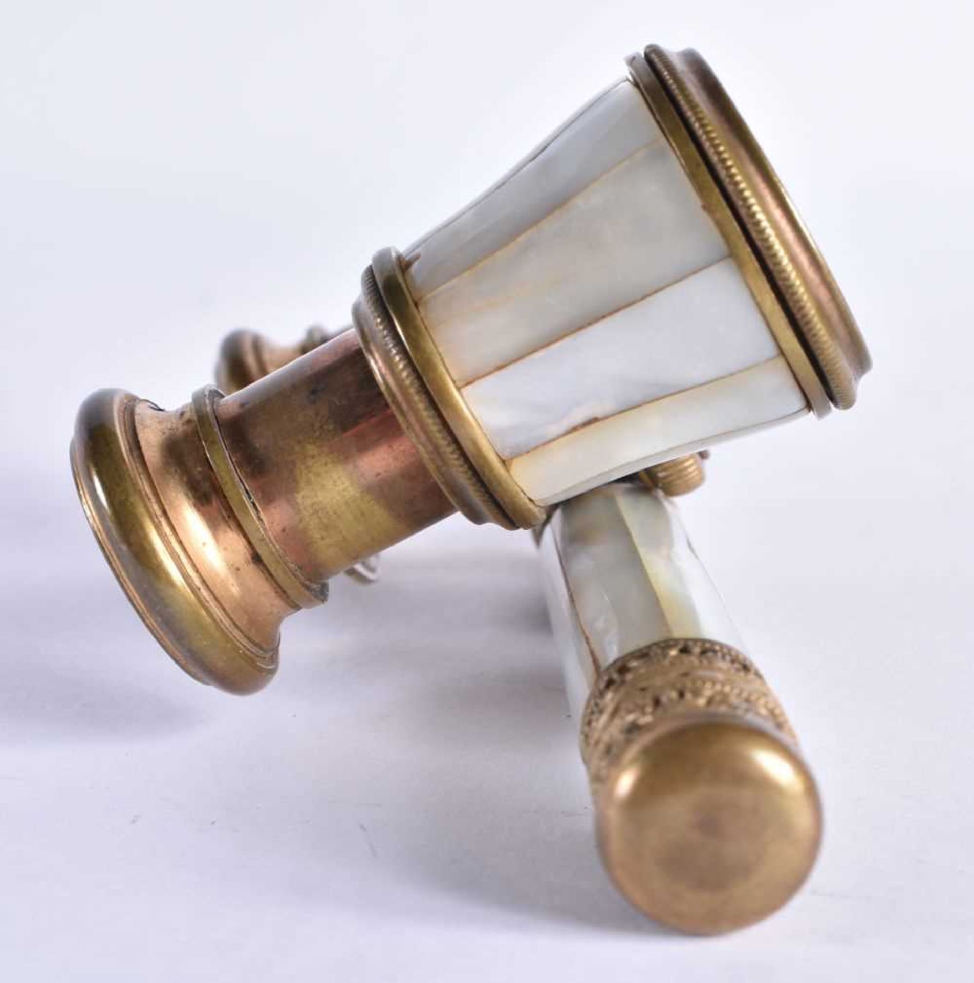 A PAIR OF MOTHER OF PEARL OPERA GLASSES 6 x 23cm extended - Image 2 of 8