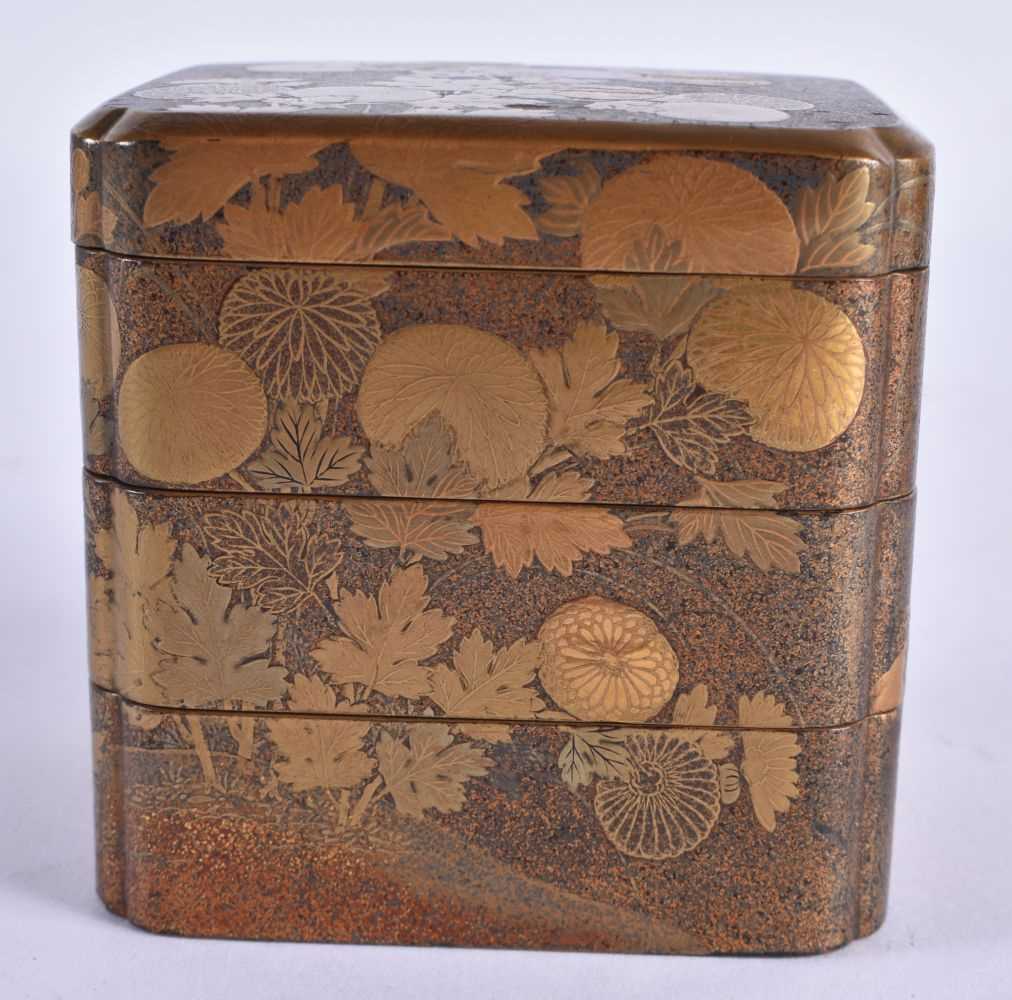 A LOVELY 19TH CENTURY JAPANESE MEIJI PERIOD GOLD LACQUER BOX AND COVER decorated with foliage. 7 - Image 3 of 7