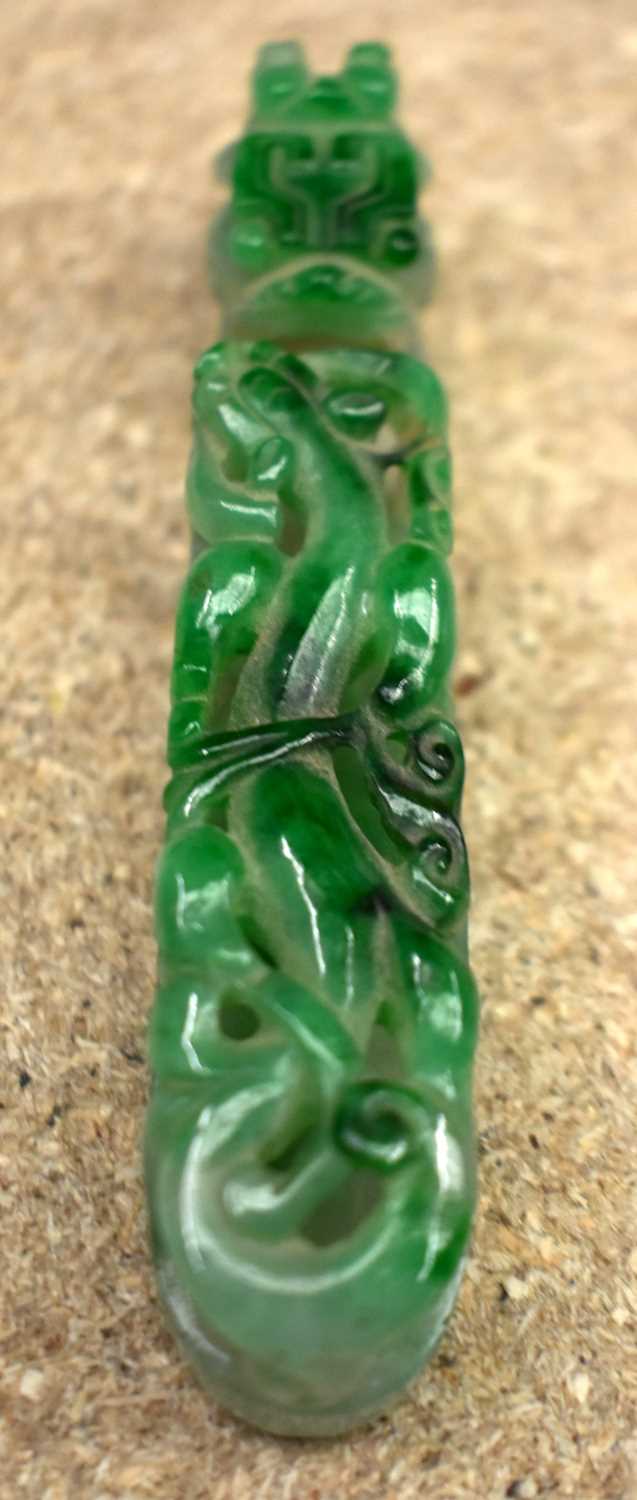 A FINE 19TH CENTURY CHINESE CARVED JADEITE BELT HOOK Qing. 10 cm long. - Image 24 of 28