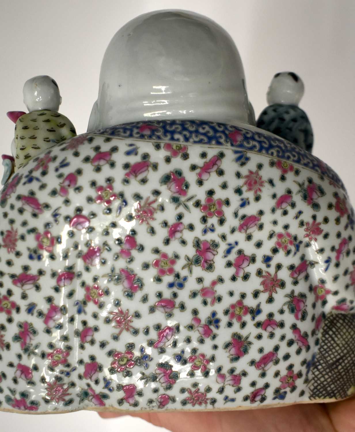 AN EARLY 20TH CENTURY CHINESE FAMILLE ROSE PORCELAIN FIGURE OF A BUDDHA Late Qing/Republic, modelled - Image 13 of 17