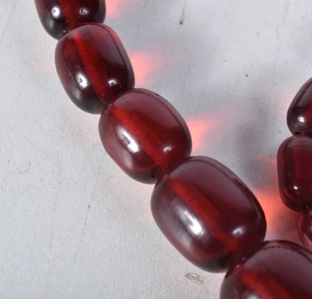 Cherry Bakelite graduated necklace. 88cm long, Largest Bead 22mm, weight 93g - Bild 2 aus 3