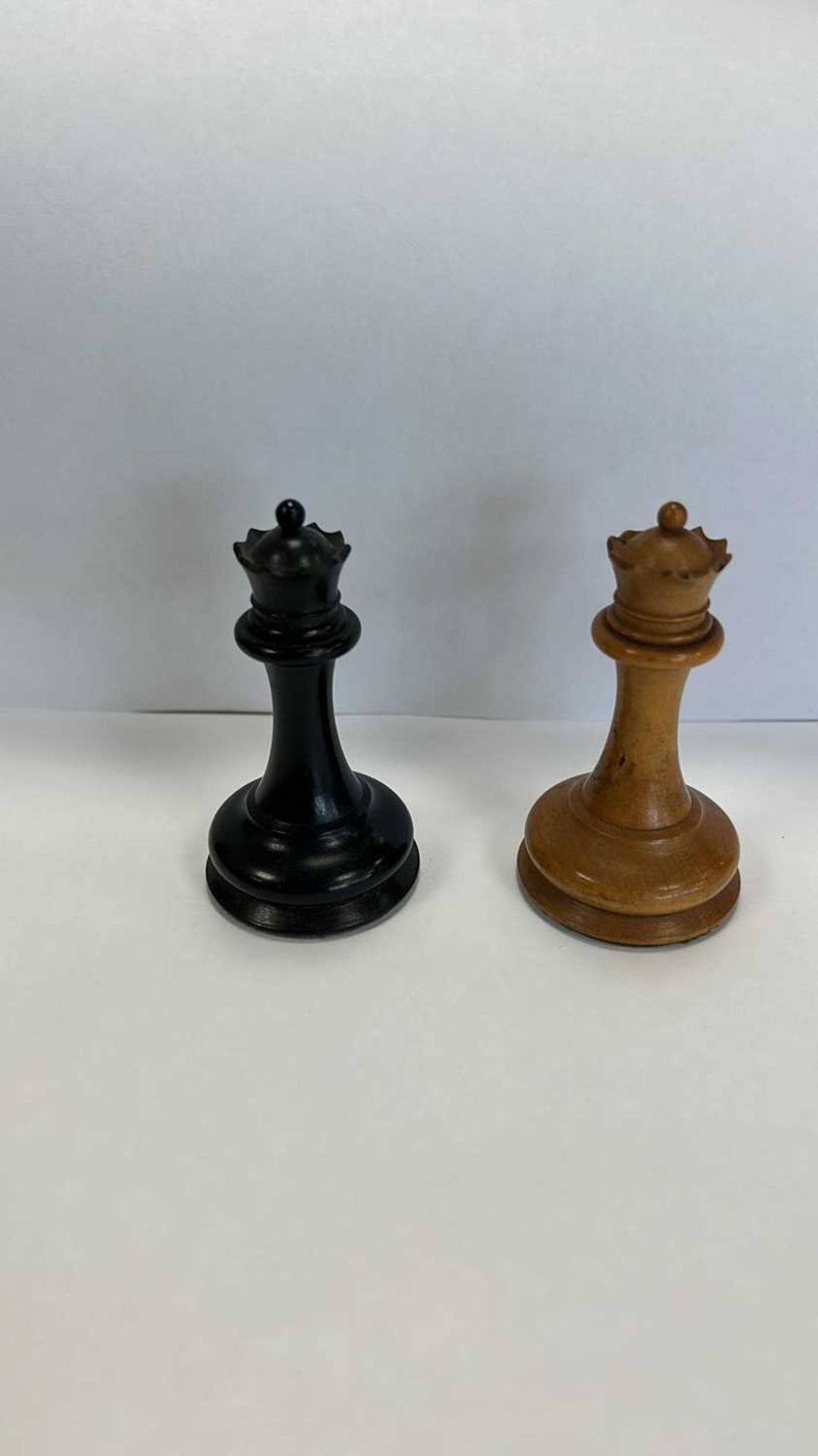 A LARGE ANTIQUE STAUNTON TYPE J JAQUES OF LONDON EBONY AND BOXWOOD CHESS SET (32 Pieces complete) - Image 14 of 44