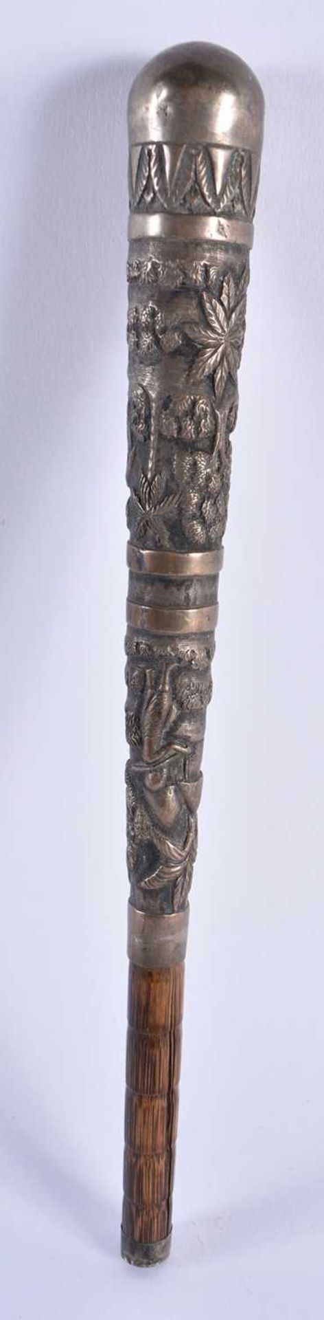 AN ANTIQUE INDIAN SILVER PARASOL HANDLE.107 grams overall. 26.5 cm long. - Image 4 of 6