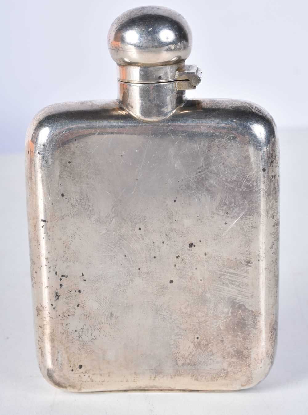 A Silver Hip Flask. Hallmarked Sheffield 1921. 11.5cm x 7.3cm x 2.1cm, weight 105g - Image 3 of 4