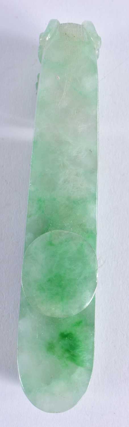 A FINE 19TH CENTURY CHINESE CARVED JADEITE BELT HOOK Qing. 10 cm long. - Image 13 of 28