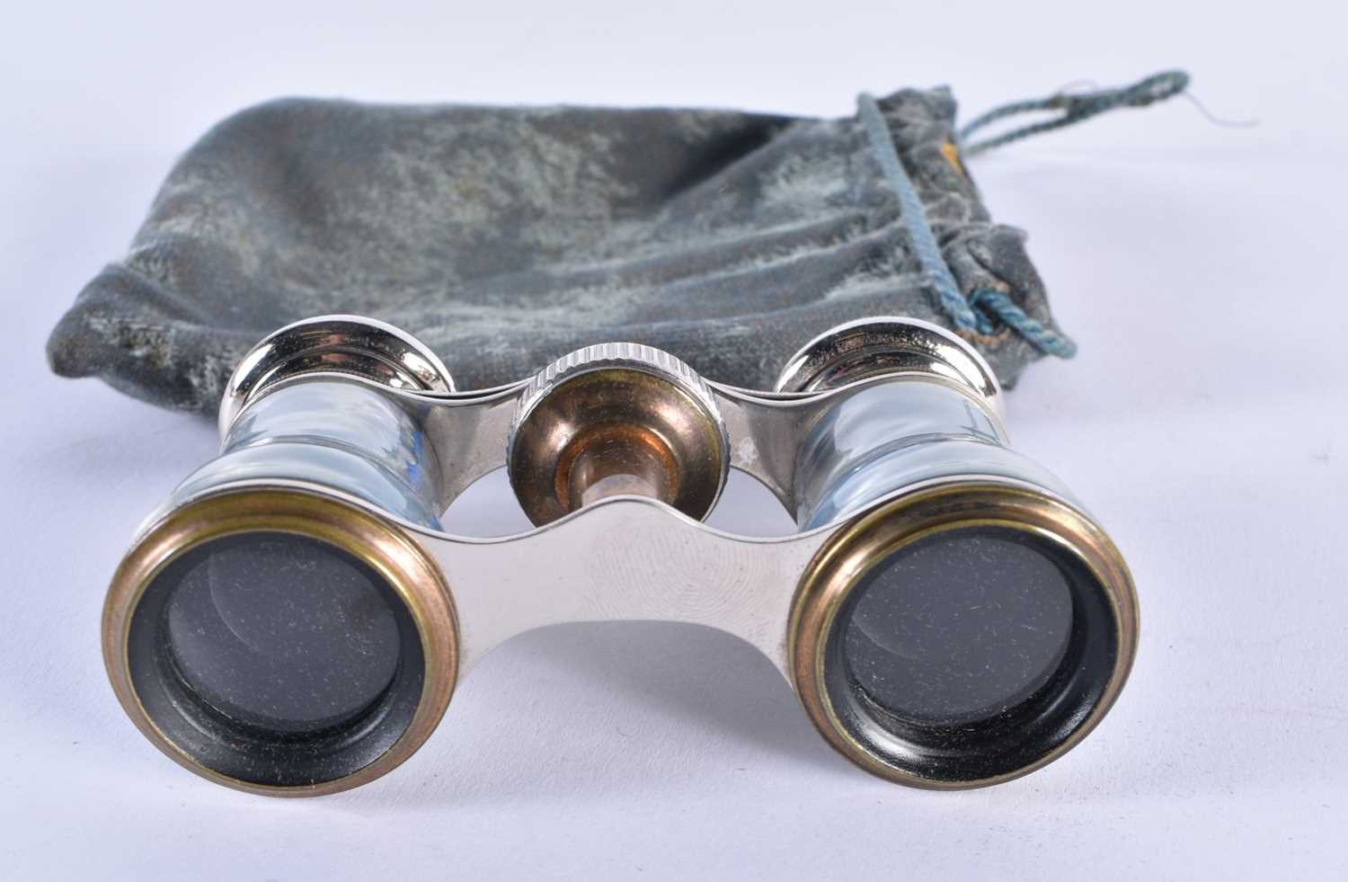 A PAIR OF MOTHER OF PEARL OPERA GLASSES. 9 cm x 8 cm extended. - Image 2 of 4