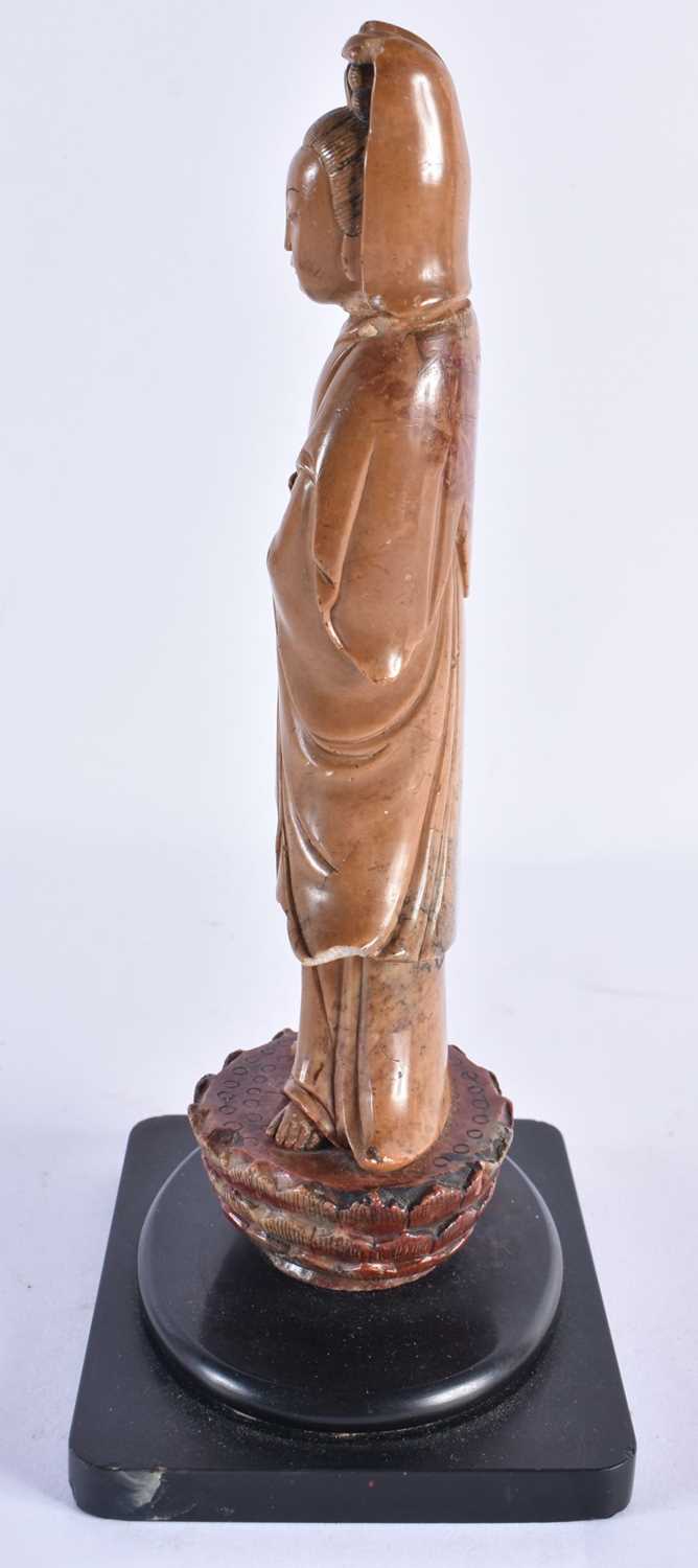 A LATE 18TH/19TH CENTURY CHINESE CARVED SOAPSTONE FIGURE OF AN IMMORTAL Late Qianlong/Jiaqing. 23. - Image 5 of 7