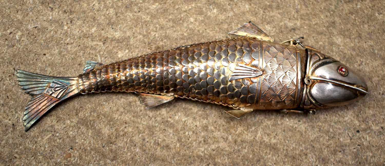 An Antique Silver Gilt Articulated Fish Trinket Box. 16cm x 4.5cm x 1.8cm, weight 51g - Image 5 of 11