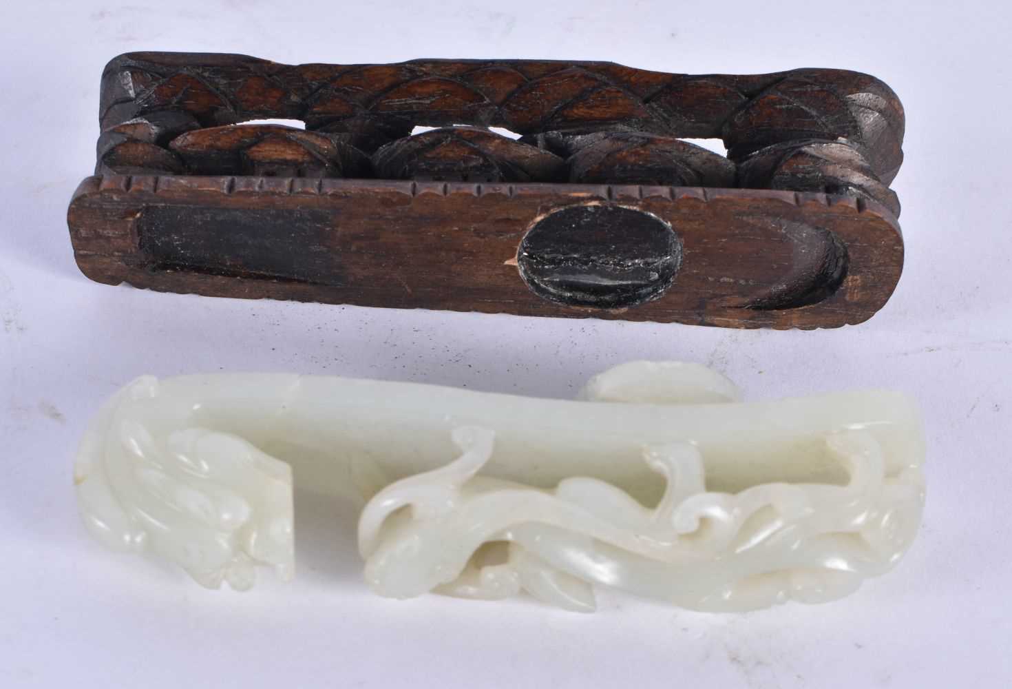 AN 18TH/19TH CENTURY CHINESE GREENISH JADE BELT HOOK Qing, together with another jade. Largest - Image 4 of 6