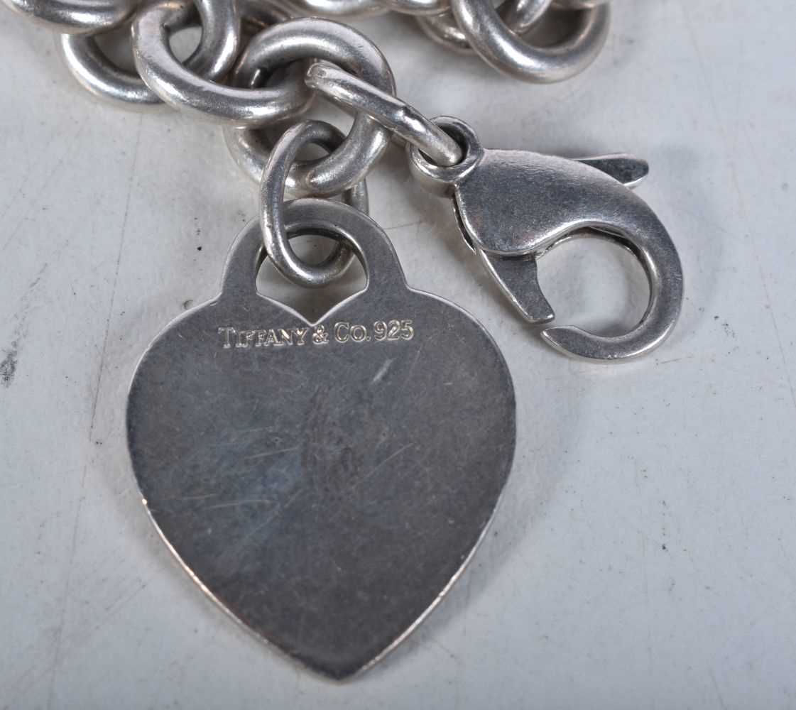 Silver bracelet with heart tag by designer Tiffany & Co. Stamped Tiffany 925. 18.5cm long, weight - Image 2 of 3