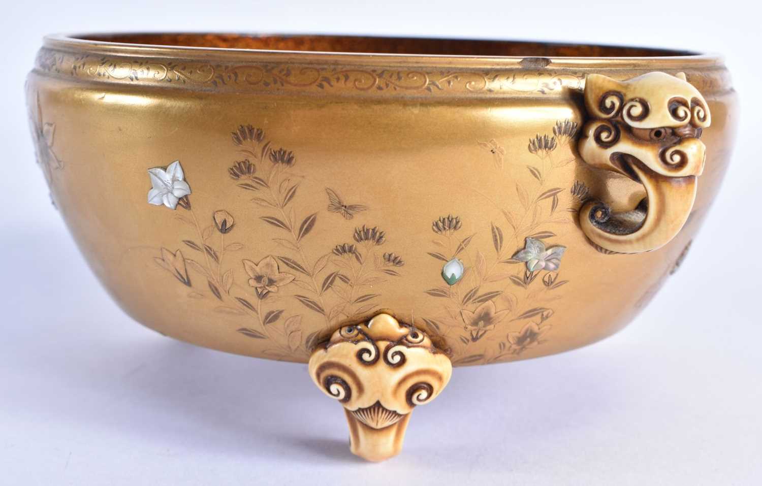 A 19TH CENTURY JAPANESE MEIJI PERIOD GOLD LACQUER SHIBAYAMA INLAID CIRCULAR CENSER decorated with - Image 6 of 25