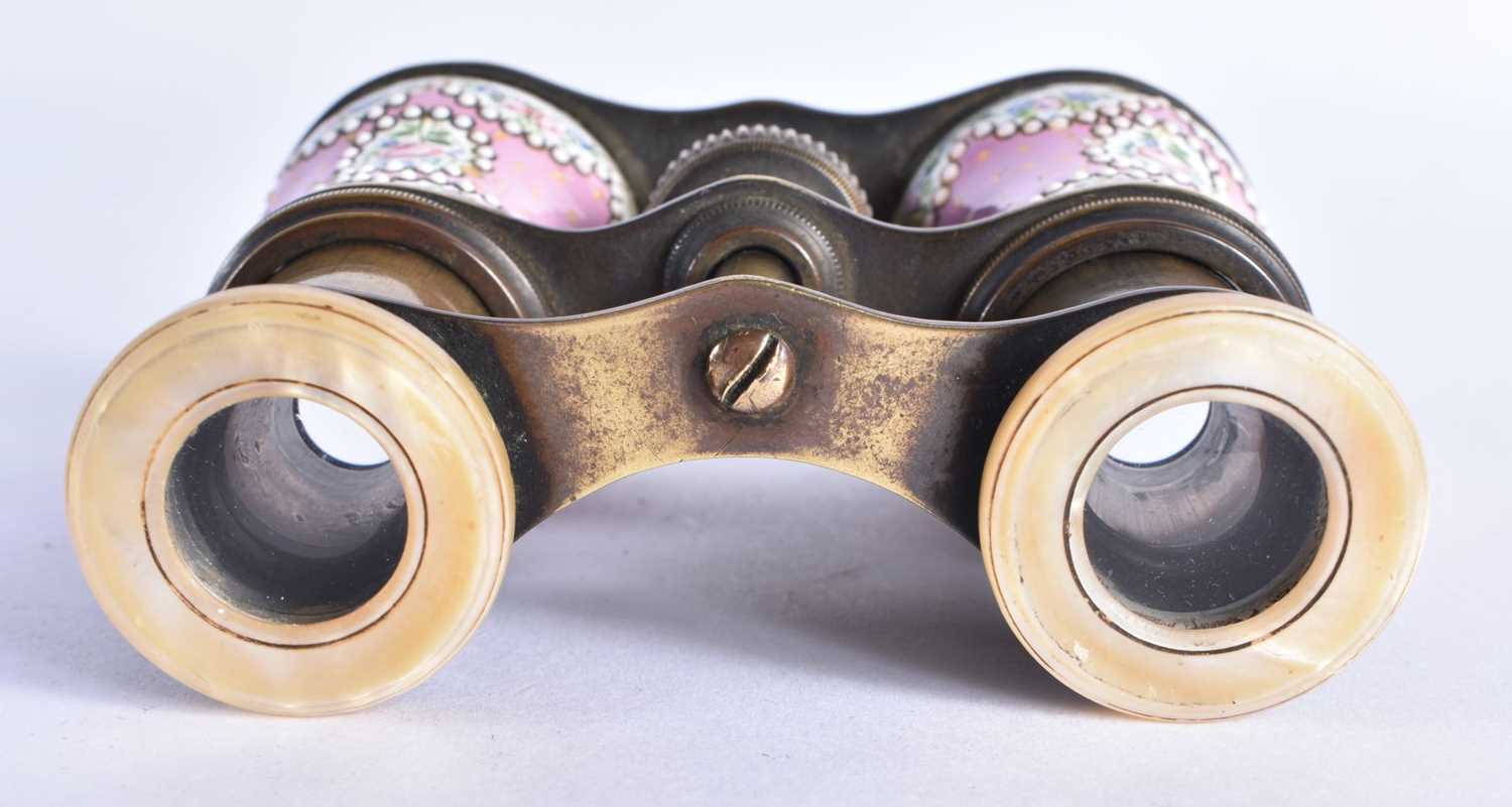 A PAIR OF ENAMELED OPERA GLASSES 9 x 11cm extended - Image 5 of 5