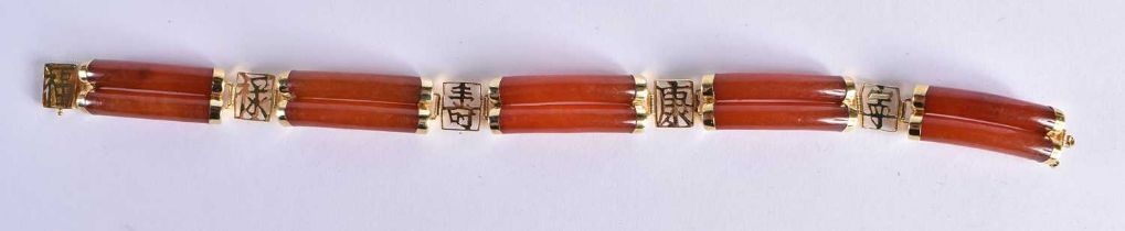 A CHINESE REPUBLICAN PERIOD 14CT GOLD AND AGATE BRACELET. 20 grams. 18 cm long.