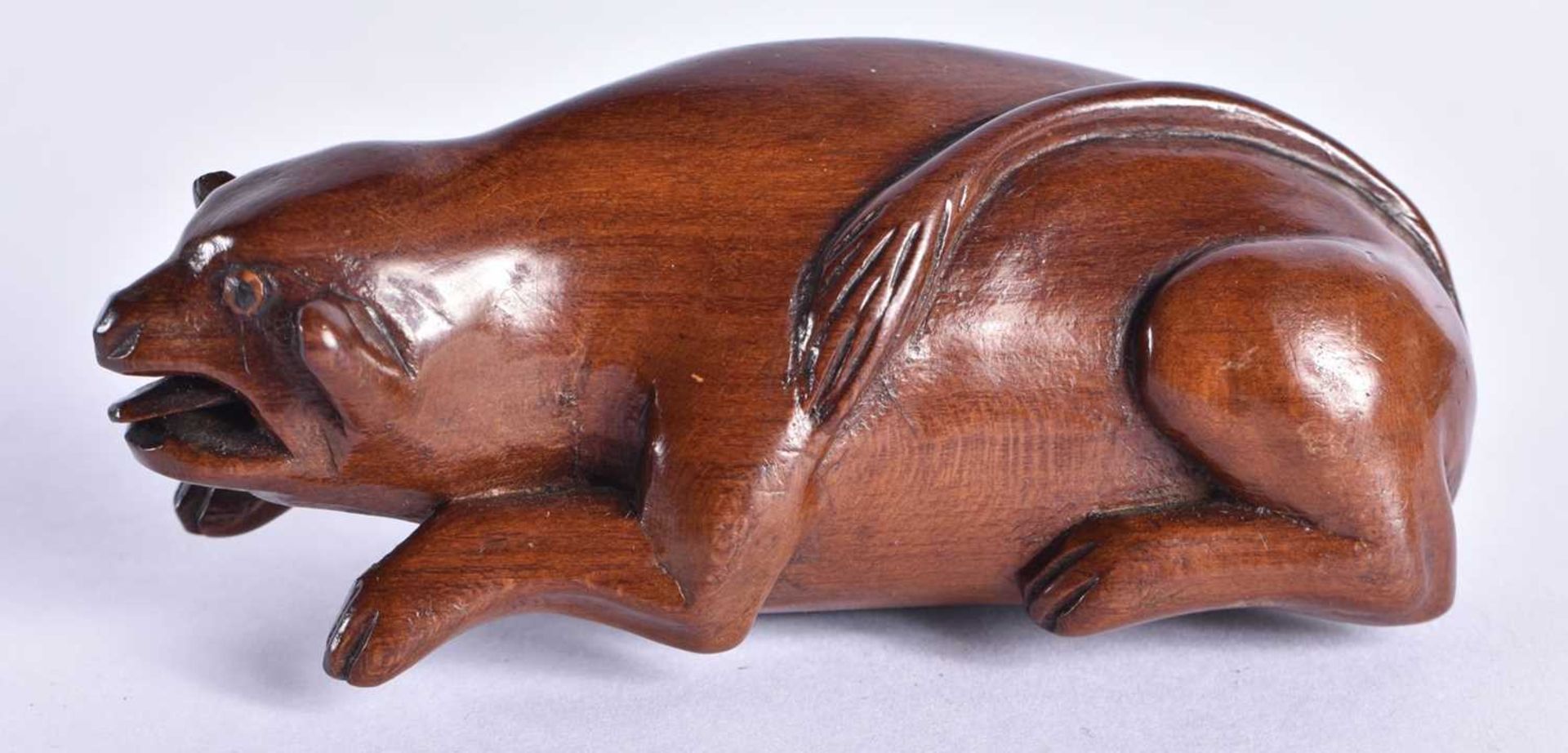 A LATE 18TH CENTURY CARVED TREEN WOOD SNUFF BOX formed as a stylised animals, with mouth open and