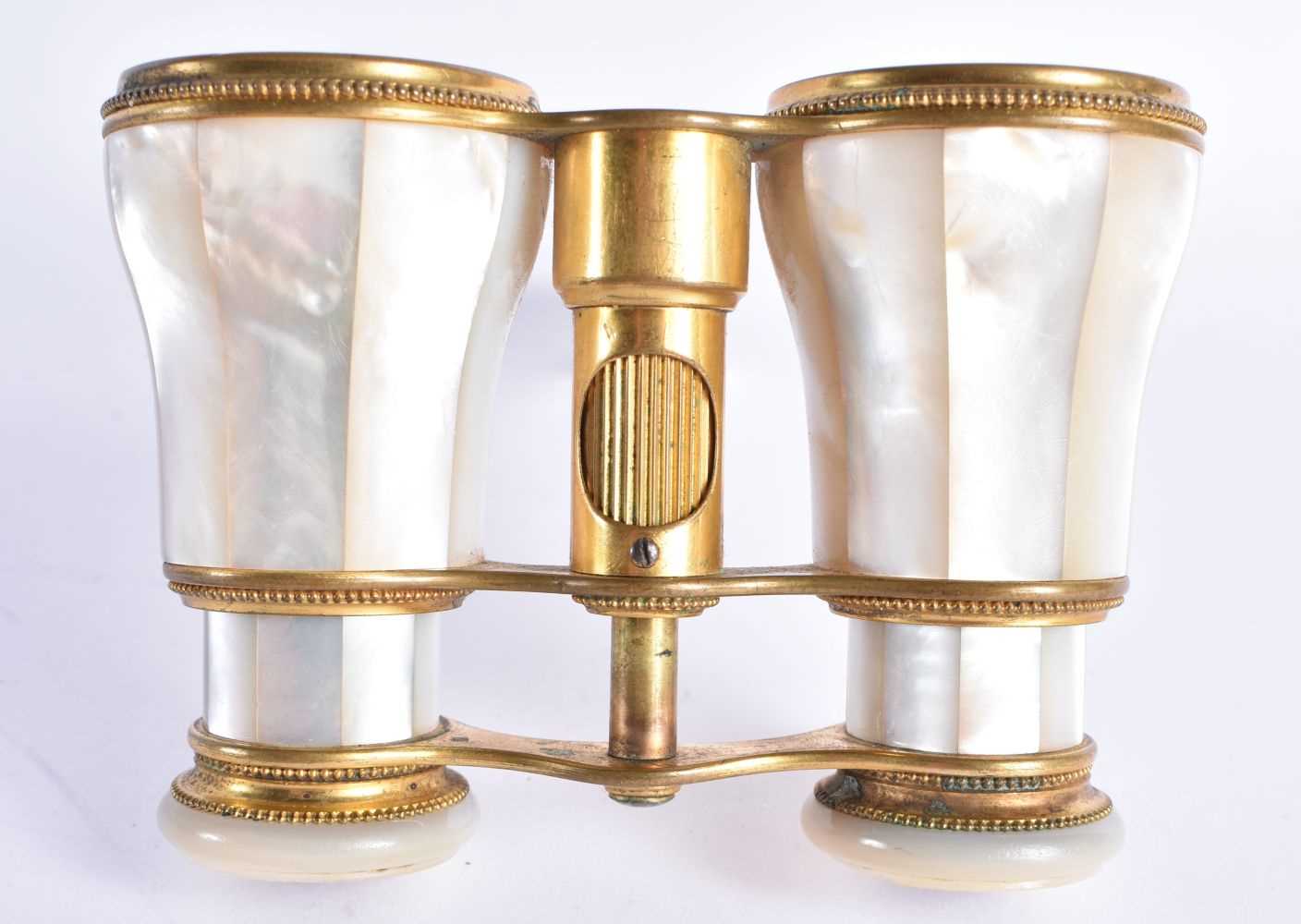 A PAIR OF MOTHER OF PEARL OPERA GLASSES 7 X 15cm extended - Bild 3 aus 5