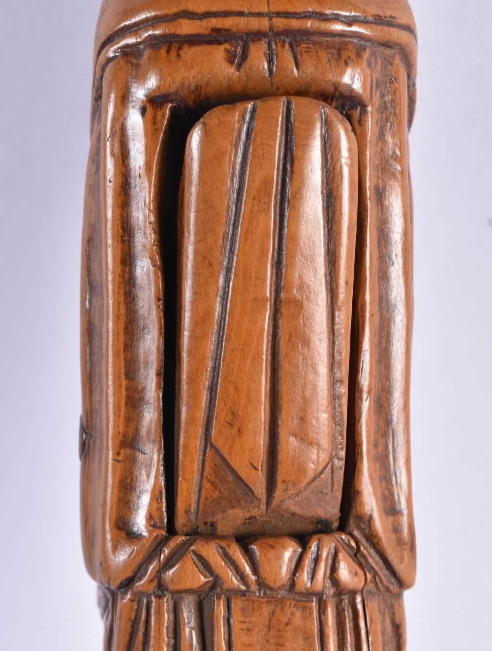 A PAIR OF 18TH CENTURY CARVED TREEN FIGURAL NUT CRACKERS formed as a peasant female wearing a dress. - Image 3 of 5