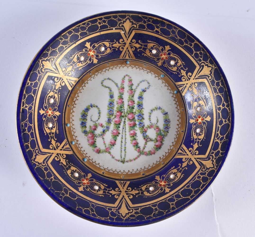 AN EARLY 19TH CENTURY FRENCH SEVRES JEWELLED PORCELAIN CABINET CUP AND SAUCER painted with a - Image 2 of 8