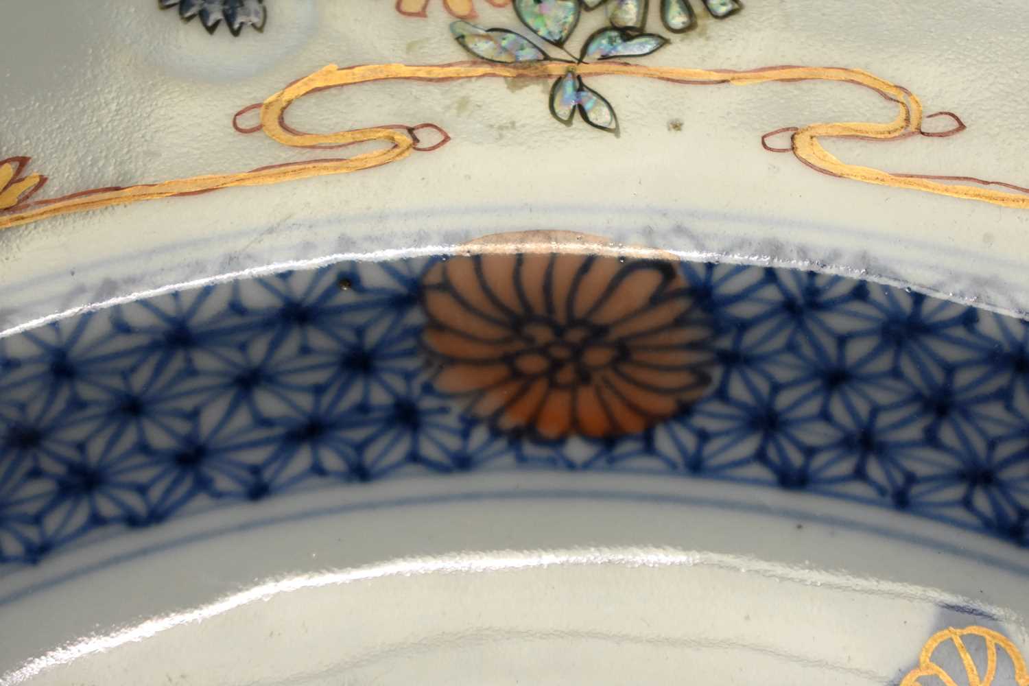 A LARGE PAIR OF LATE 17TH/18TH CENTURY CHINESE FAMILLE VERTE AND IMARI PORCELAIN DISHES Kangxi, - Image 16 of 23