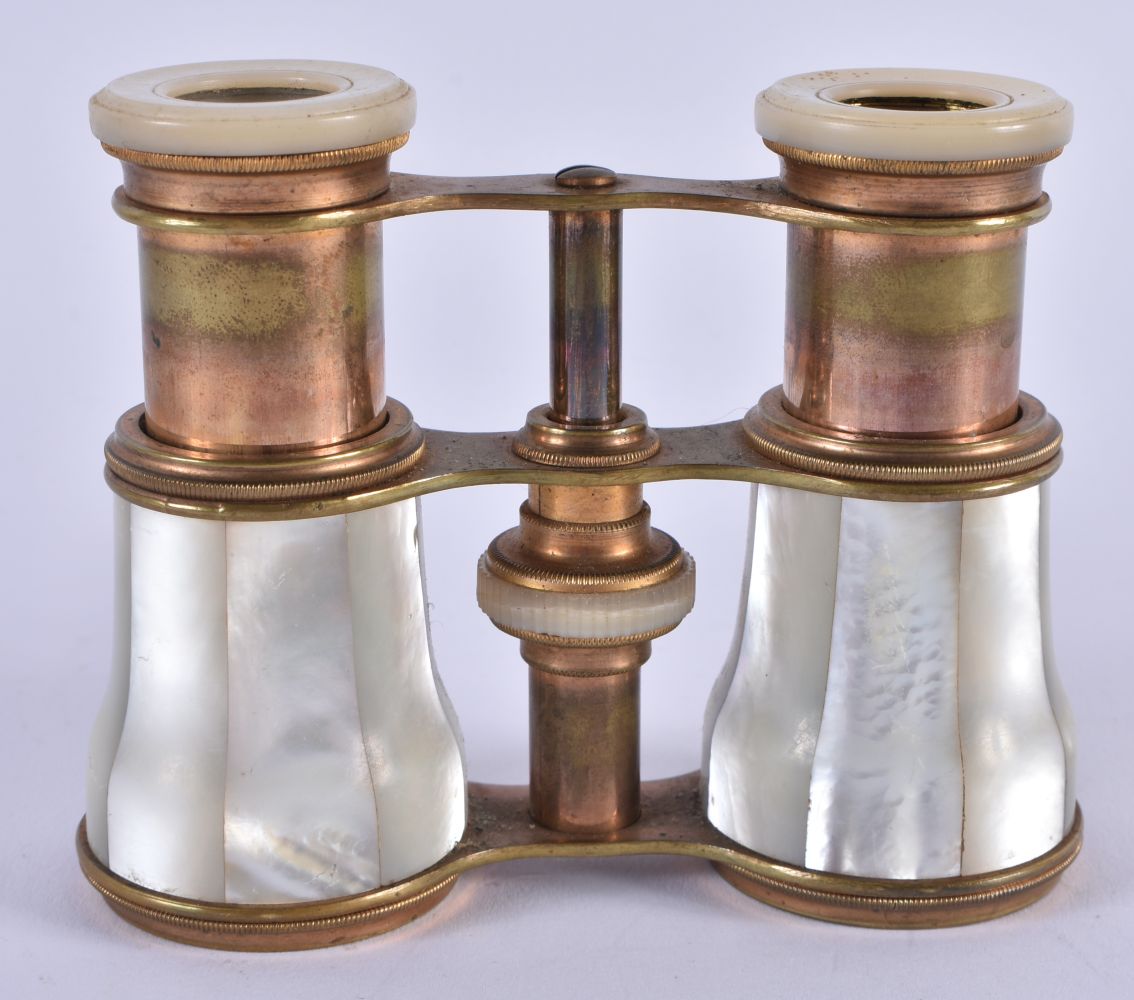 A PAIR OF MOTHER OF PEARL OPERA GLASSES. 9 cm x 9.25 cm.