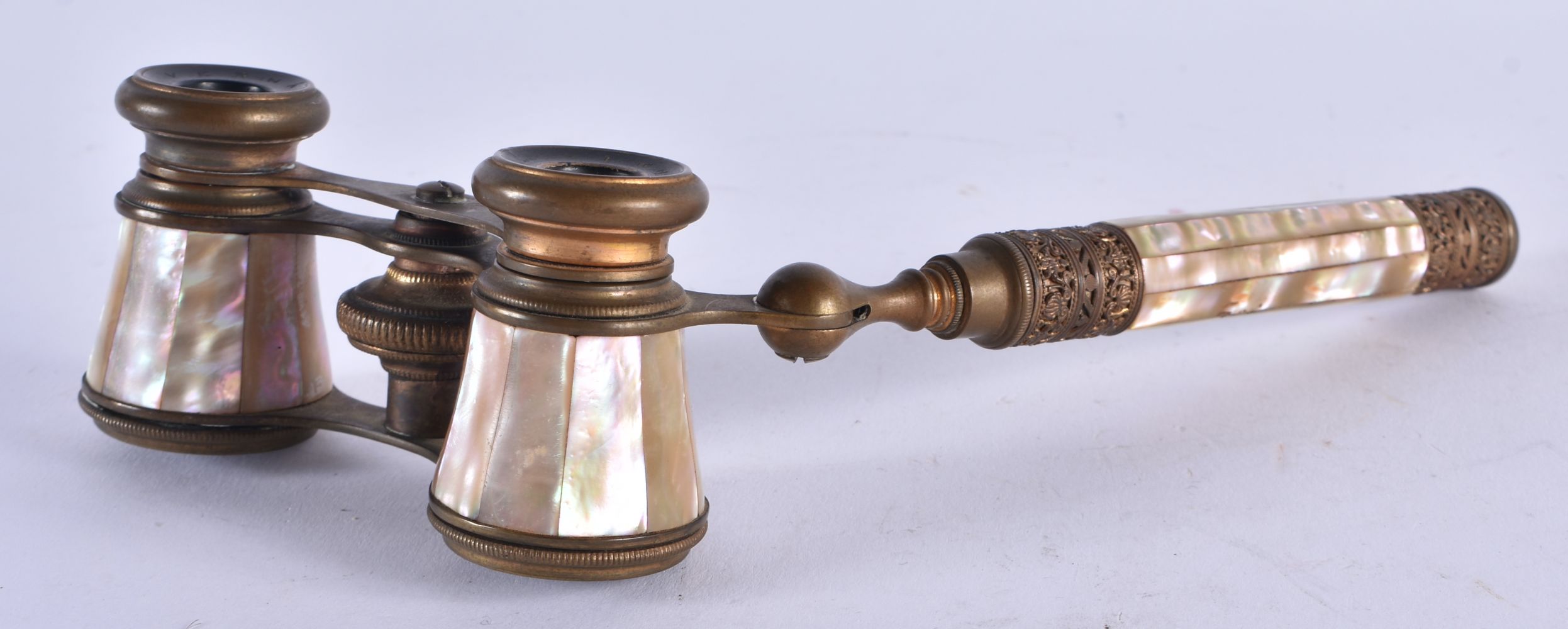 A PAIR OF MOTHER OF PEARL OPERA GLASSES. 21 cm x 8 cm. - Image 2 of 4