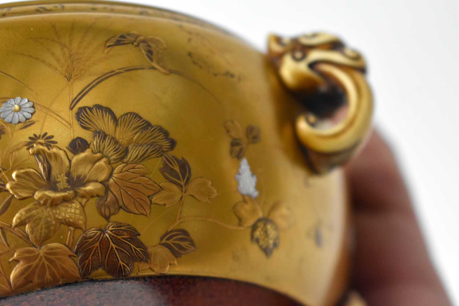 A 19TH CENTURY JAPANESE MEIJI PERIOD GOLD LACQUER SHIBAYAMA INLAID CIRCULAR CENSER decorated with - Image 12 of 25
