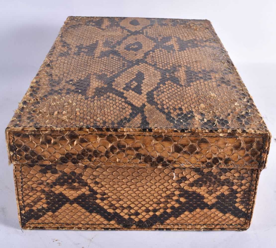 AN ANTIQUE TAXIDERMY WORKED SNAKE SKIN SUITCASE. 44 cm x 30 cm. - Image 2 of 7