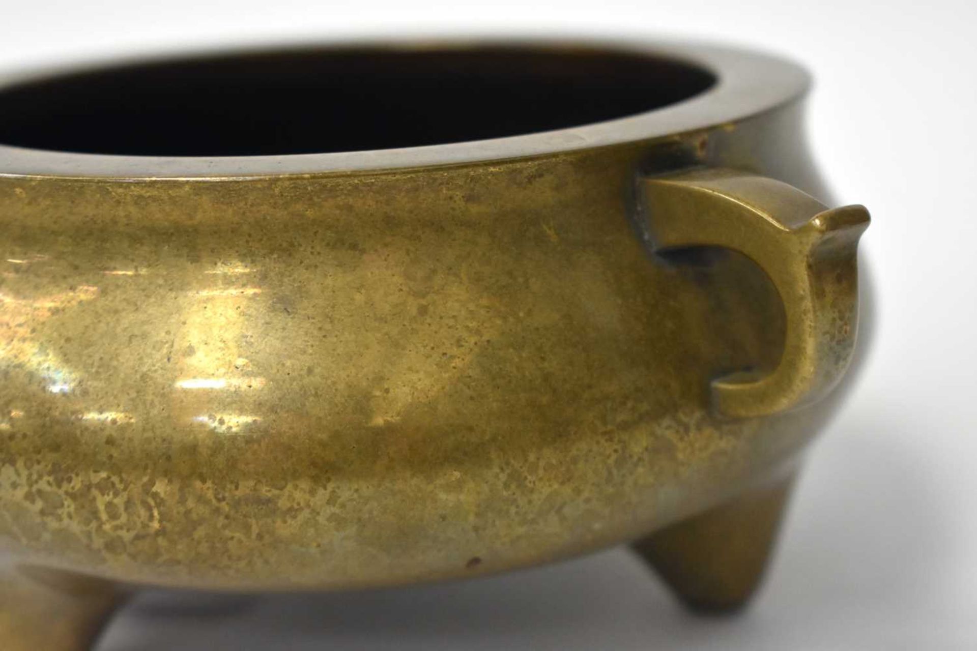 A LOVELY 18TH CENTURY CHINESE TWIN HANDLED BRONZE CENSER bearing Xuande marks to base. 1668 grams. - Image 12 of 18