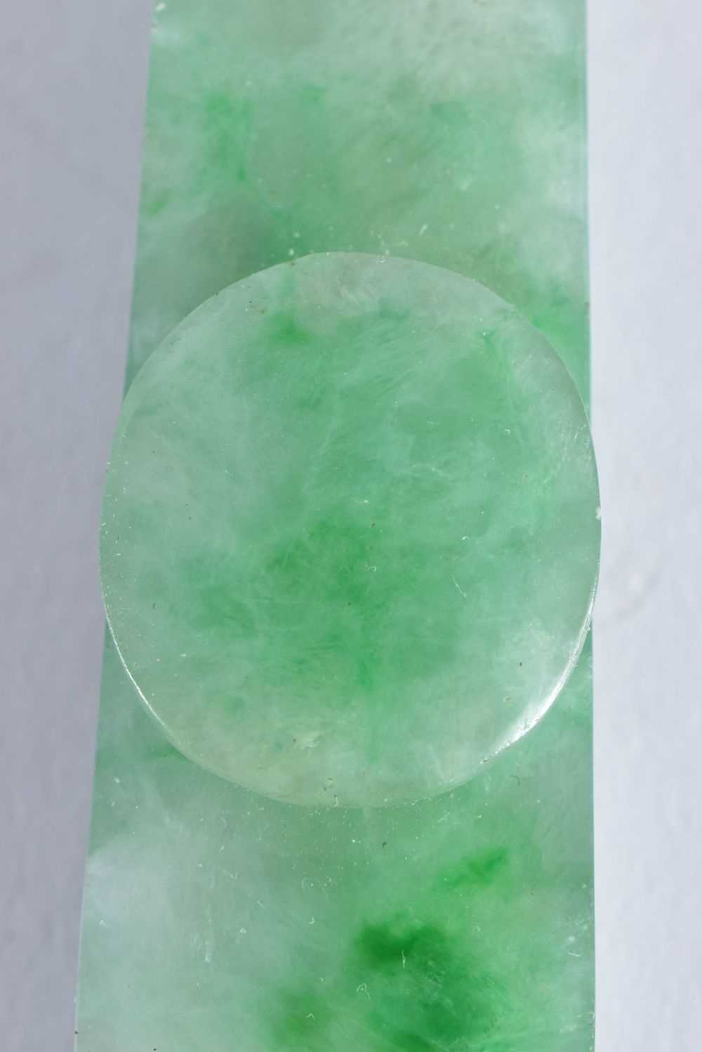 A FINE 19TH CENTURY CHINESE CARVED JADEITE BELT HOOK Qing. 10 cm long. - Image 14 of 28