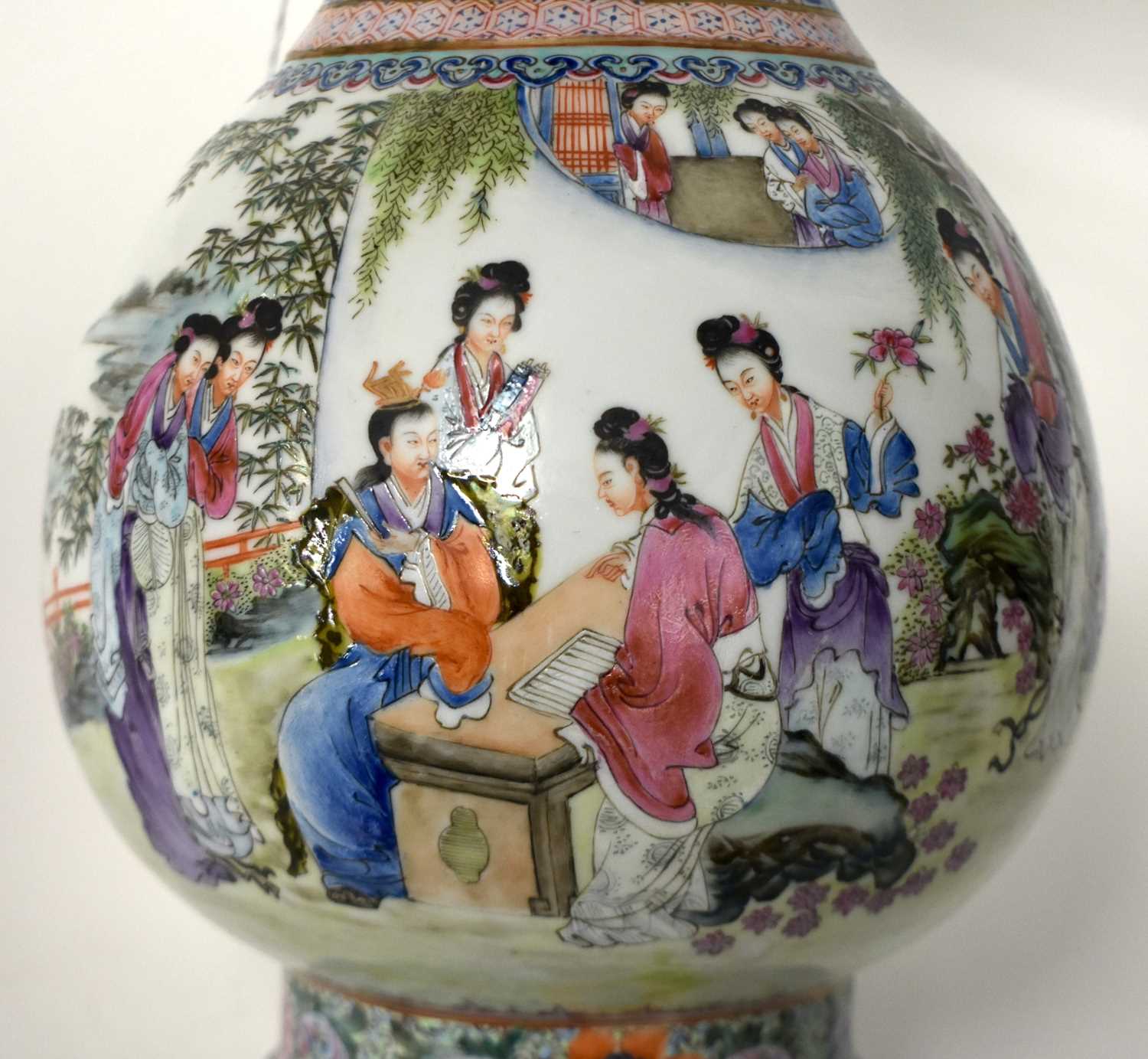 A FINE LARGE EARLY 20TH CENTURY CHINESE FAMILLE ROSE PORCELAIN TWIN HANDLED VASE Late Qing/Republic, - Image 22 of 24