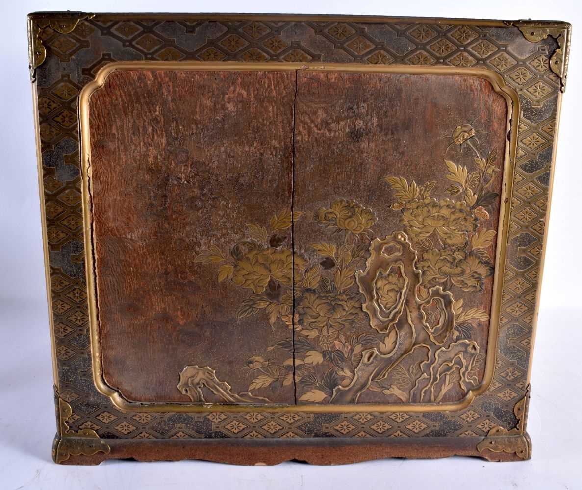 A VERY FINE 18TH/19TH CENTURY JAPANESE EDO PERIOD LACQUERED TABLE CABINET by Tsurushita Chouji, upon - Image 8 of 32