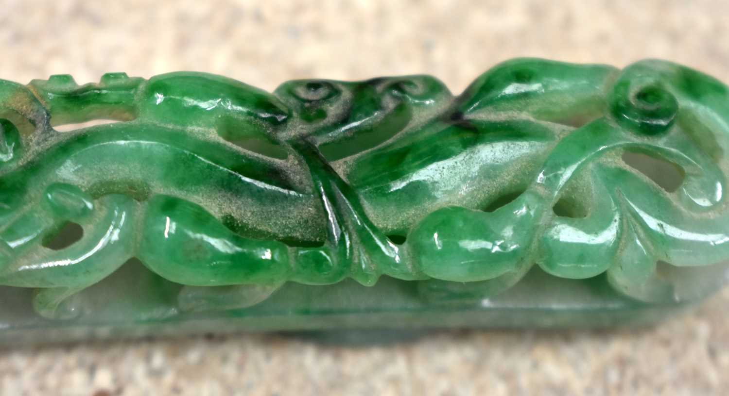 A FINE 19TH CENTURY CHINESE CARVED JADEITE BELT HOOK Qing. 10 cm long. - Image 23 of 28