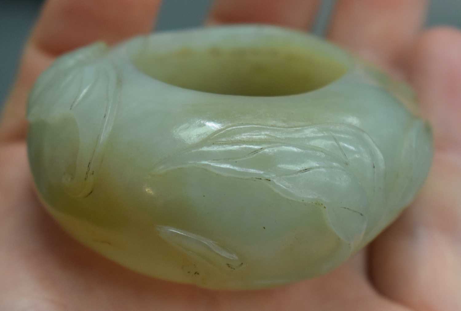 A GOOD 19TH CENTURY CHINESE CARVED JADE BRUSH WASHER Qing, of well hollowed form, overlaid with bats - Image 11 of 12