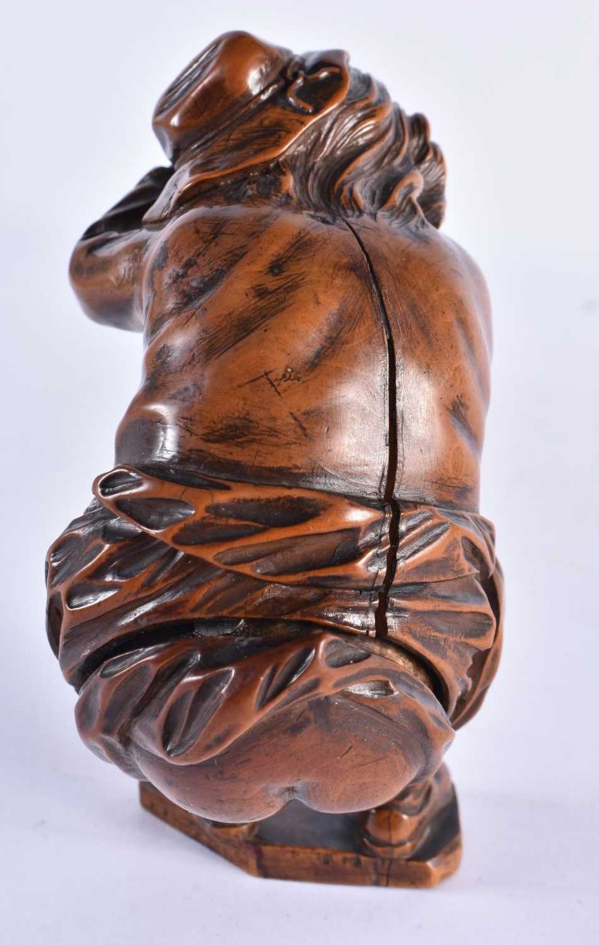 A VERY RARE 18TH CENTURY CARVED TREEN WOOD SNUFF BOX formed as a defecating male, wearing his - Image 6 of 10