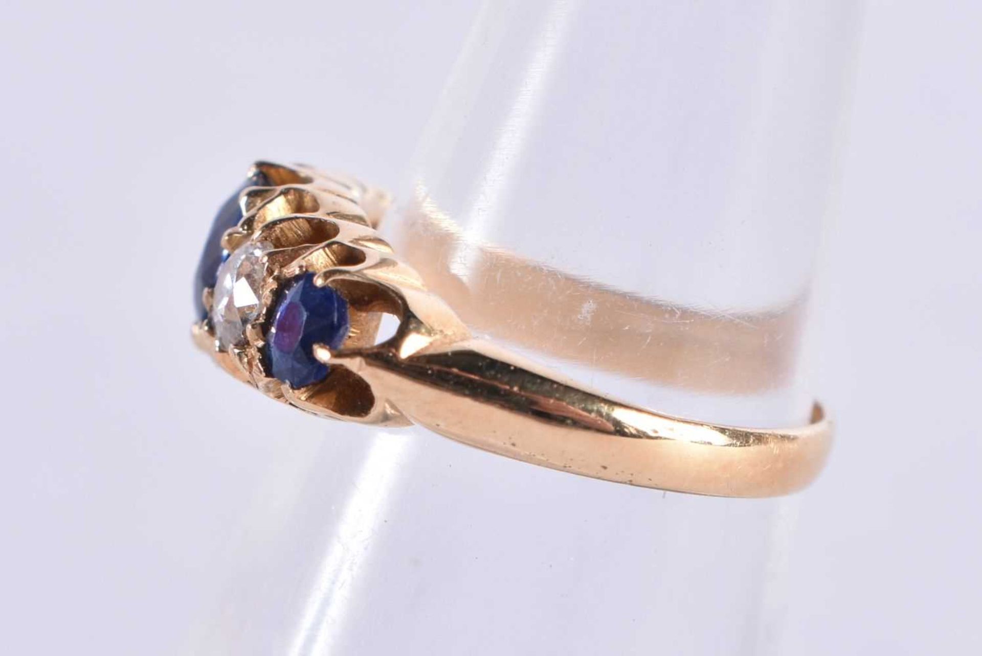 A VICTORIAN GOLD DIAMOND AND SAPPHIRE RING. 3.7 grams. I/J. - Image 2 of 4