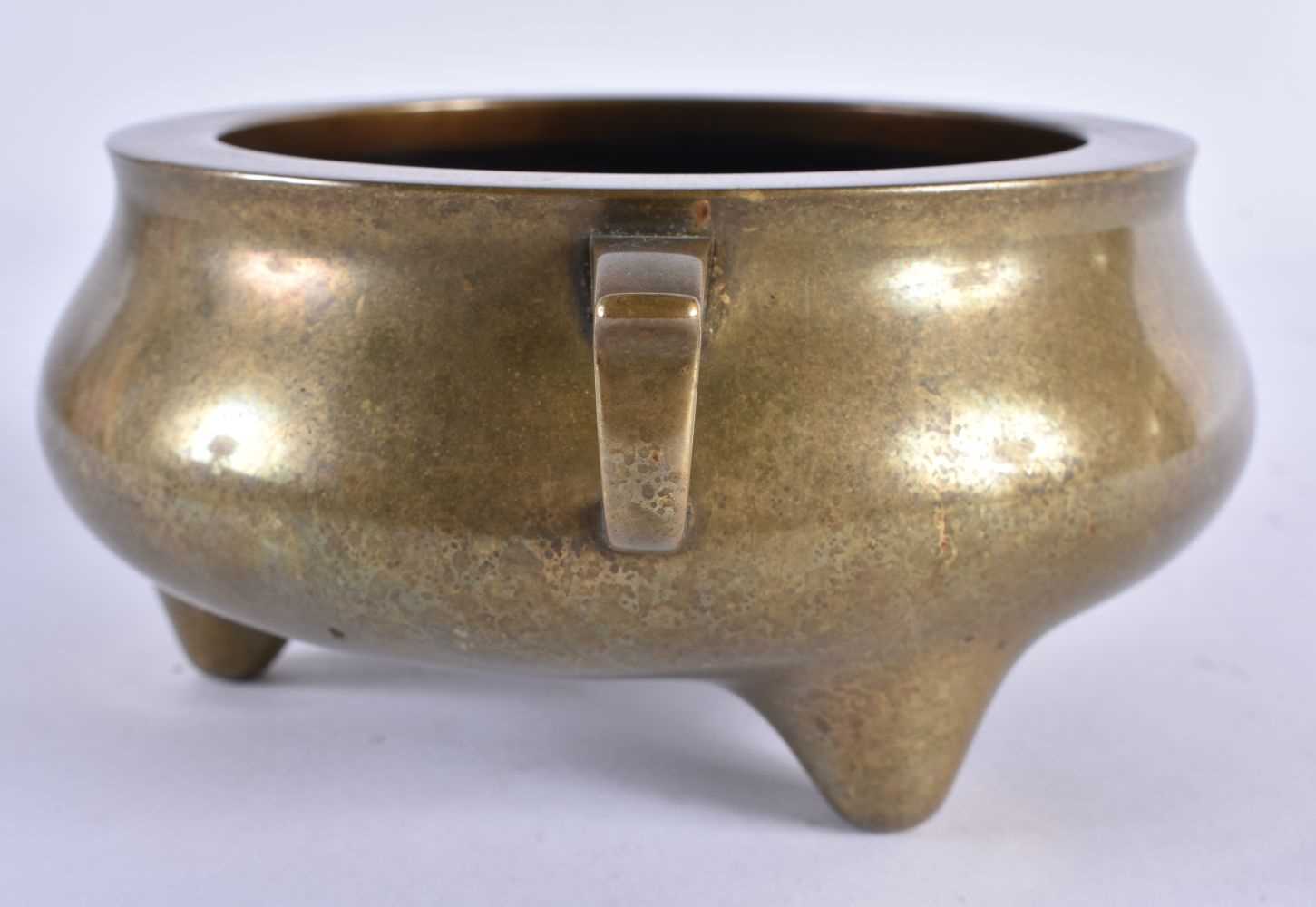A LOVELY 18TH CENTURY CHINESE TWIN HANDLED BRONZE CENSER bearing Xuande marks to base. 1668 grams. - Image 4 of 18