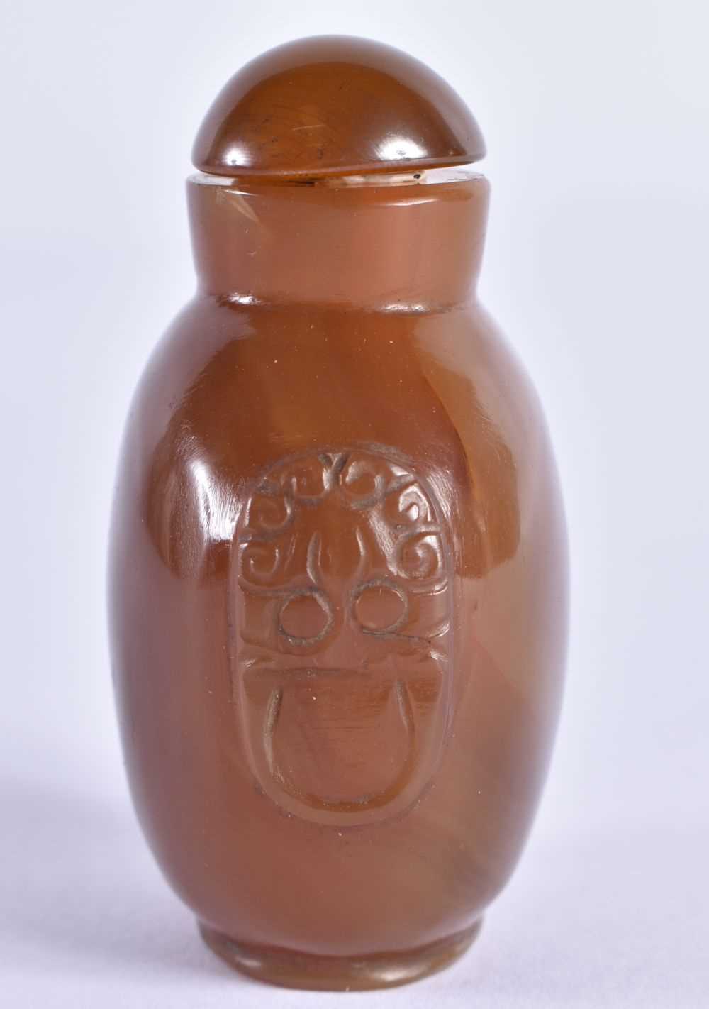 A 19TH CENTURY CHINESE CARVED AGATE SNUFF BOTTLE Qing, with agate stopper. 6 cm x 4 cm. - Image 4 of 6