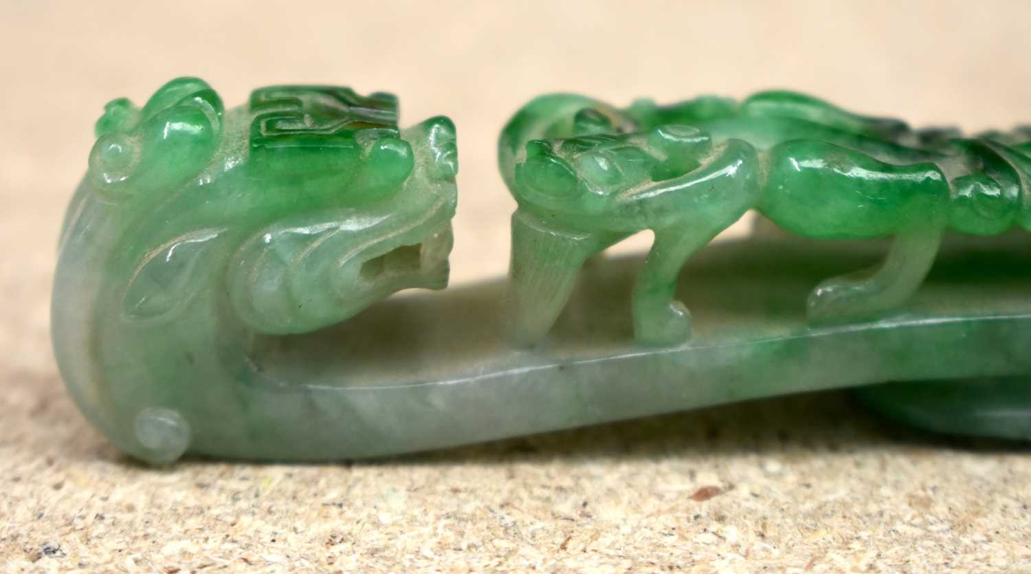 A FINE 19TH CENTURY CHINESE CARVED JADEITE BELT HOOK Qing. 10 cm long. - Image 20 of 28