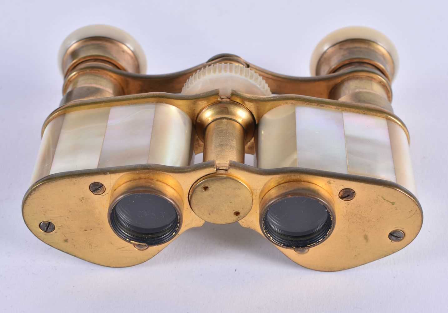 A PAIR OF MOTHER OF PEARL OPERA GLASSES. 9 cm x 8 cm extended. - Image 2 of 5
