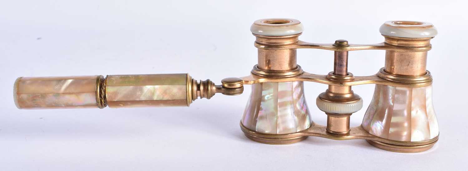 A PAIR OF MOTHER OF PEARL OPERA GLASSES 6 x 20cm extended