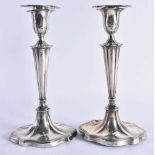 A PAIR OF EDWARDIAN SILVER CANDLESTICKS. London 1907. 1154 grams overall. 24 cm high.