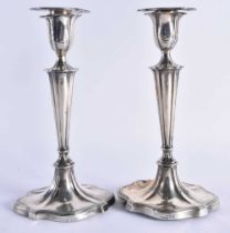 A PAIR OF EDWARDIAN SILVER CANDLESTICKS. London 1907. 1154 grams overall. 24 cm high.