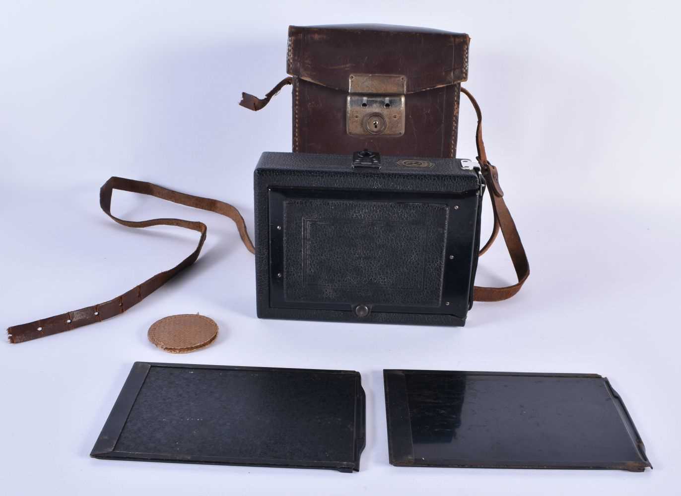 Thowe KW Klappkamera ANTIQUE CAMERA w/ Original Leather Case & Slides. 20 cm x 14 cm.
